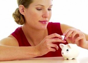 womansavingmoneyinherpiggybank